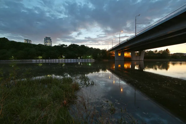 Moskova şehir gecesi Krylatskaya sokak köprüsü inşaatı