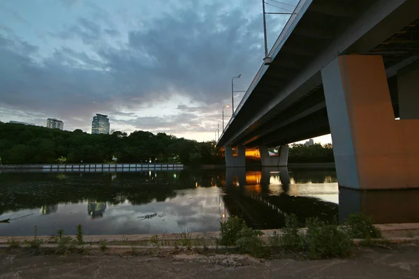 莫斯科市夜克里拉茨卡娅街道桥梁建设 — 图库照片