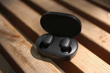 El avuç içinde siyah plug-in kulaklıklar