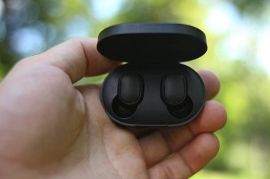 Siyah Bluetooth kulak içi kulaklıklar