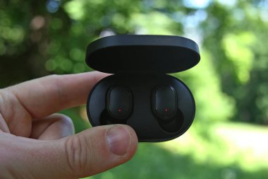 Siyah Bluetooth kulak içi kulaklıklar