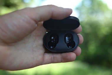 Siyah Bluetooth kulak içi kulaklıklar