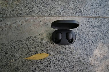 Siyah Bluetooth kulak içi kulaklıklar