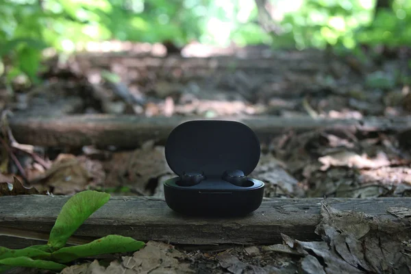 Черные Наушники Bluetooth — стоковое фото
