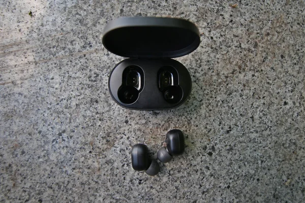 Черные Наушники Bluetooth — стоковое фото