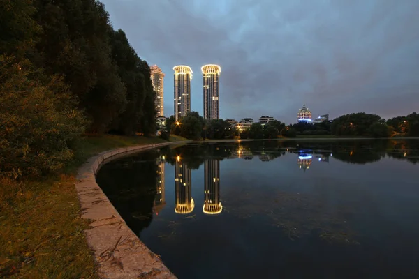 Ciudad Nocturna Moscú Edificios Gran Altura Con Estanque —  Fotos de Stock