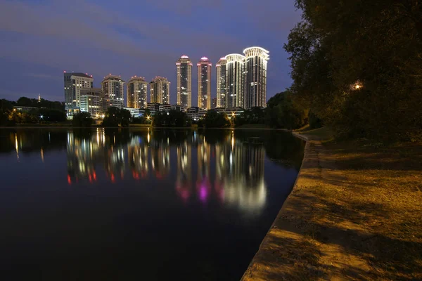 Ciudad Nocturna Moscú Edificios Gran Altura Con Estanque —  Fotos de Stock