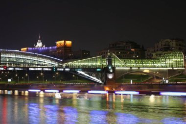 Şehir Moskova gece Bogdan Khmelnitsky köprü