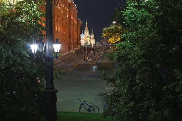 莫斯科市夜马内格广场俯瞰瓦西里大教堂的祝福 自行车停车场 — 图库照片