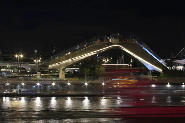Város Moszkva Éjszakai Úszó Híd Zaryadye Park — Stock Fotó