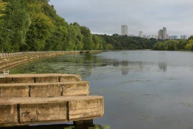 Moskova nehir iskele seti , yaz bina uzakta