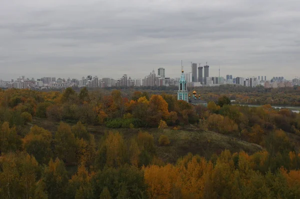 秋天多云的日子莫斯科市公园Krylatskie山 — 图库照片