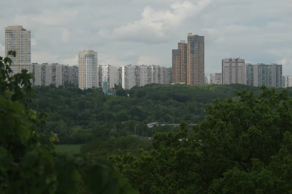 モスクワ市 クリラツキー地区 丘の上に位置する住宅ビル 緑の地区 — ストック写真