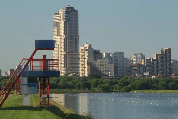 Moscovo Vila Olímpica Canal Remo Contra Pano Fundo Edifícios Modernos — Fotografia de Stock