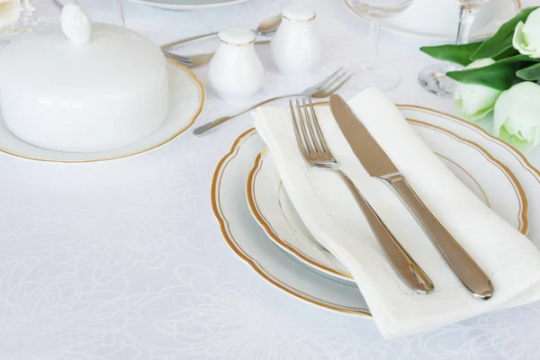 美しい内装の空白いお皿 グラス カトラリー 豪華なテーブル クロス コピー領域の上に花とテーブル — ストック写真