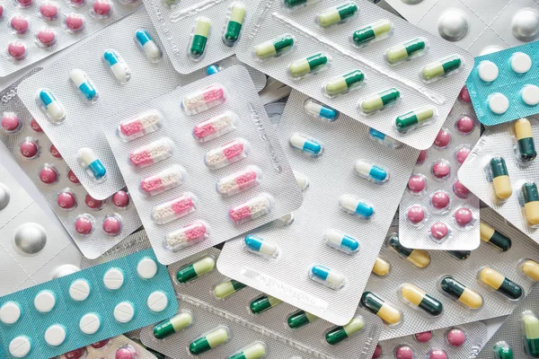 Muitas Pílulas Multicoloridas Blisters Prata Preparações Farmacêuticas Localizadas Forma Fundo — Fotografia de Stock