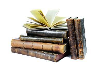 Eski kitaplar beyaz bir arka plan üzerinde izole bir yığın üzerinde açık kitap yatıyor