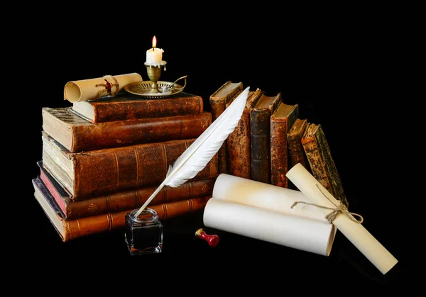 Mnoho Starých Knih Svitky Rukopisů Bílé Husí Brk Inkwell Hořící — Stock fotografie