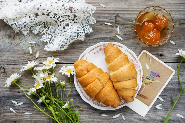 Krásná Skladba Dva Croissanty Kytice Květy Sedmikrásky Broskvová Cukrárnu Bílý — Stock fotografie