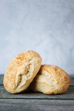 İki taze ev yapımı ekmek ciabatta arka plan boşluk ile eski ahşap kurulların üzerinde. Ciabatta geleneği İtalyan fırın üründür