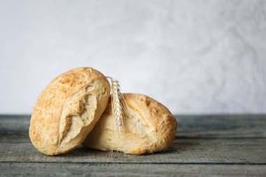 İki taze ev yapımı ekmek ciabatta arka plan boşluk ile eski ahşap kurulların üzerinde. Ciabatta geleneği İtalyan fırın üründür