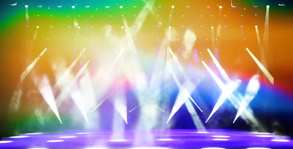 Haze Çok Renkli Işık Işınları Ile Işıklı Ücretsiz Konser Sahne — Stok fotoğraf