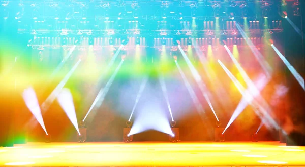 Escenario Concierto Vacío Iluminado Con Neblina Rayos Luz Multicolor Fondo — Foto de Stock
