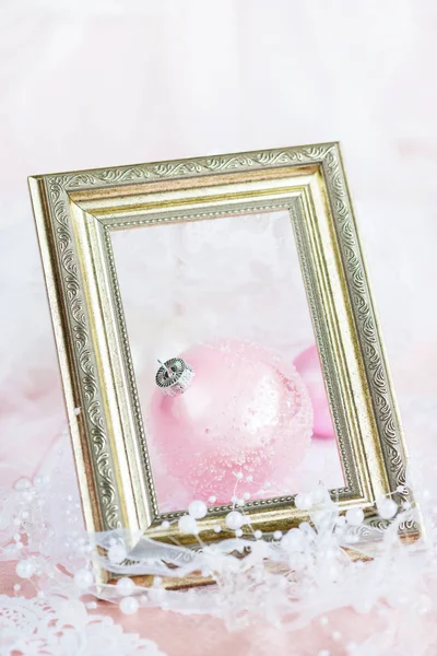 Mooie Kerstdecoratie Grote Roze Kerst Bal Met Een Wit Lintje — Stockfoto