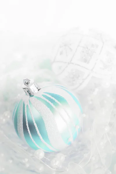 美丽的圣诞装饰 白色和蓝色的颜色 几个圣诞球与白色丝带和珍珠在一个光的背景 与文本空间 — 图库照片