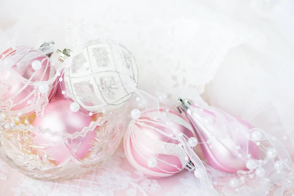 Mooie Kerstversiering Witte Roze Kleuren Diverse Kerstballen Met Wit Lint — Stockfoto