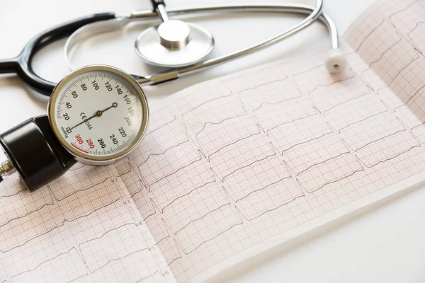 医学概念 听诊器 血压计和心电图呈白色背景 — 图库照片