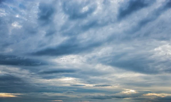 雷暴前乌云密布的背景 — 图库照片