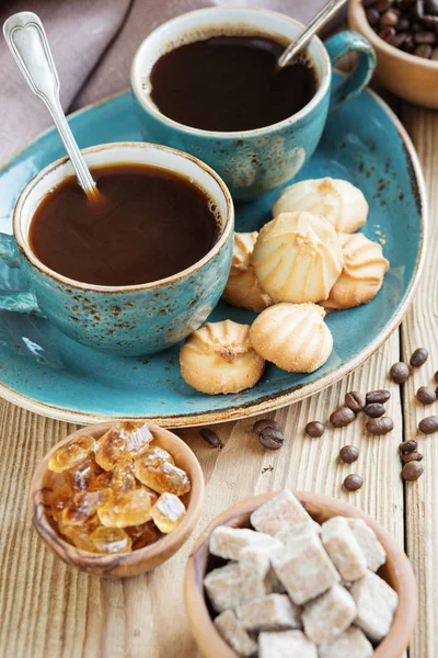 Zwei Blaue Tassen Schwarzen Kaffees Keksen Und Zuckerstücken Und Leinentuch — Stockfoto