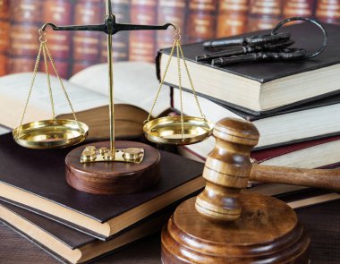 Hukuk kavramı: tahta tokmak, anahtarlar, demet ölçekler ve yığın eski kitaplar antika kitap deri bağlı bir dizi arka planı