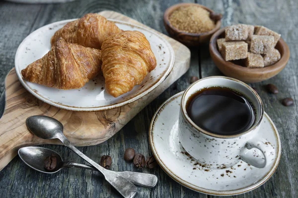 Lehká Snídaně Skládající Šálku Černé Kávy Croissanty — Stock fotografie