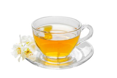 Şeffaf cam fincan yeşil çay Yasemin çiçekleri beyaz arka plan üzerinde izole ile