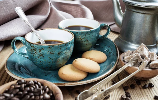Zwei Blaue Vintage Tassen Schwarzer Kaffee Kekskekse Und Antike Kaffeekanne — Stockfoto