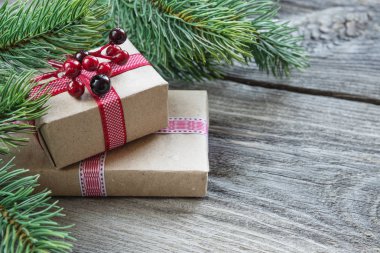 Noel çerçeve Ladin, çam kozalakları, boşluk ile ahşap kurulların hediye kutuları ile holly Karpuzu arka planda yeşil dallar oluşur. Tebrik kartları, Web siteleri, sosyal medya, dergi, blogcular, sanatçı vb. için düz yatıyordu kompozisyon.