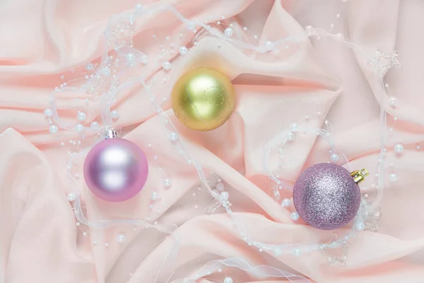 Mooie Kerst Compositie Met Kerstballen Een Roze Gevouwen Zijde Plat — Stockfoto