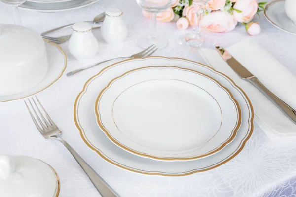 Mesa Bellamente Decorada Con Platos Blancos Vasos Cubiertos Flores Rosadas — Foto de Stock