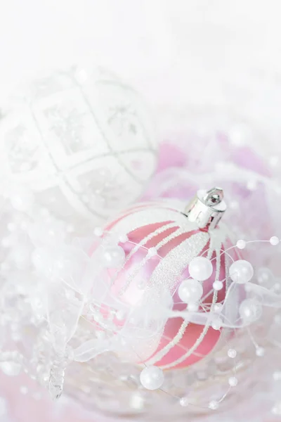 Hermosa Decoración Navideña Colores Blanco Rosa Varias Bolas Navidad Con — Foto de Stock