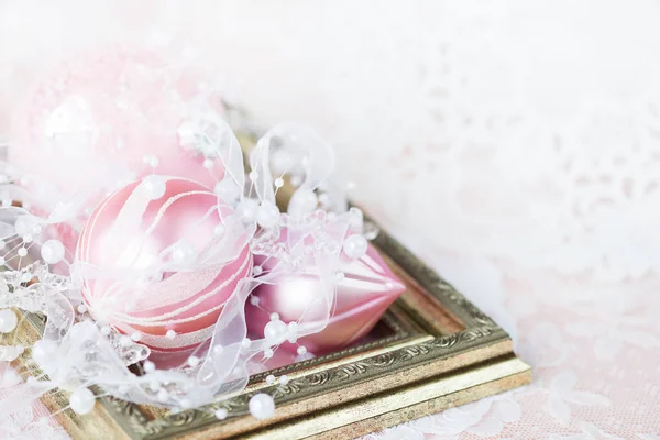 Pięknych Świątecznych Dekoracji Różowe Bombki Białą Tasiemką Perły Złotej Ramie — Zdjęcie stockowe