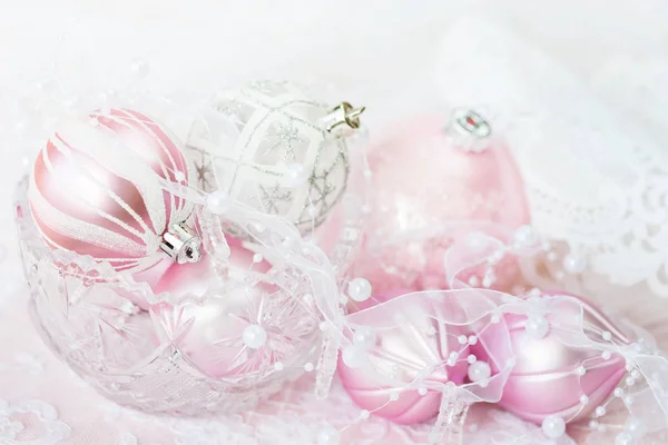 美丽的圣诞装饰白色和粉红色的颜色 几个圣诞球与白色丝带和珍珠在一个光的背景 与文本空间 — 图库照片