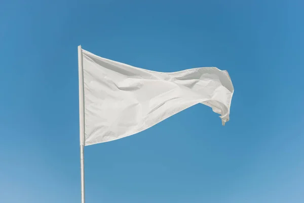 White Flag Blue Sky Fluttering Wind — Stock Photo, Image