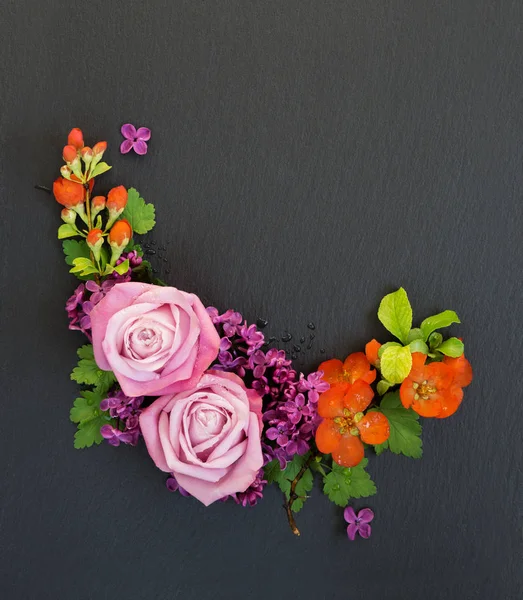 Composición Decorativa Compuesta Por Rosas Rosadas Flores Lila Violeta Hojas — Foto de Stock