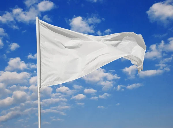 Bandeira Branca Contra Céu Azul Com Nuvens Agitando Vento — Fotografia de Stock