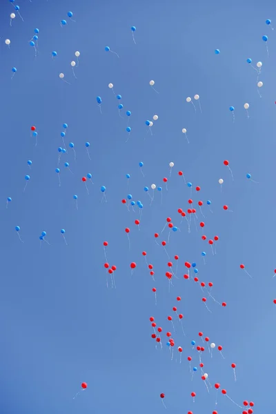 Veelkleurige Ballonnen Erts Ballen Gevuld Met Helium Vliegen Blauwe Hemel — Stockfoto