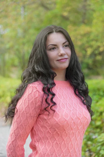 Portret Beautiful Long Haired Brunette Warm Pink Sweater Backdrop Autumn — Stock Photo, Image