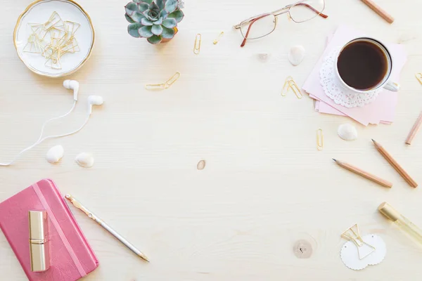 Vrouwelijke Thuiskantoor Bureau Tabel Pasteltinten Werkruimte Met Laptops Kopje Koffie — Stockfoto