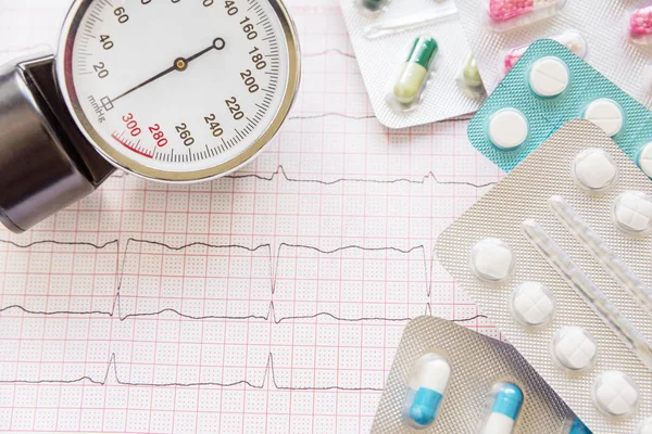 Medicinska Begrepp Tonometern Och Tabletter Blister Finns Bakgrund Kardiogram — Stockfoto
